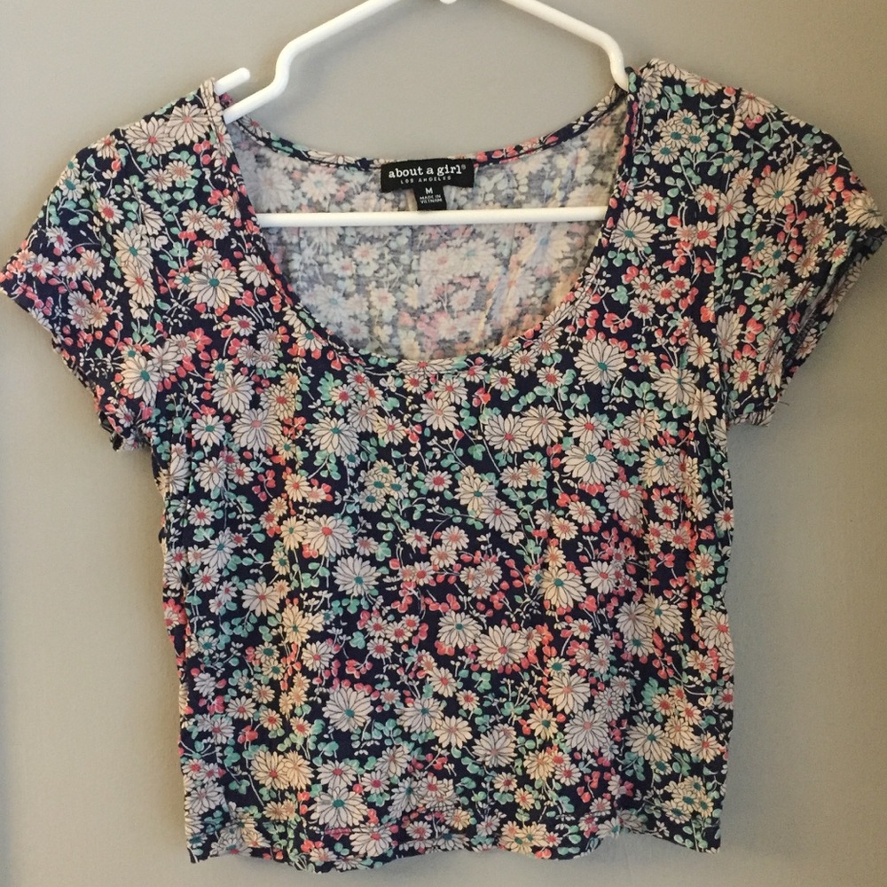 FLORAL SCOOP NECK CROP TOP SIZE MEDIUM !!